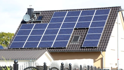 Wer selbst erzeugten Solarstrom speichert und später nutzt, kann den Netzbezug reduzieren und damit die laufenden Stromkosten spürbar senken. (Foto: Nestor Bachmann/dpa-tmn)