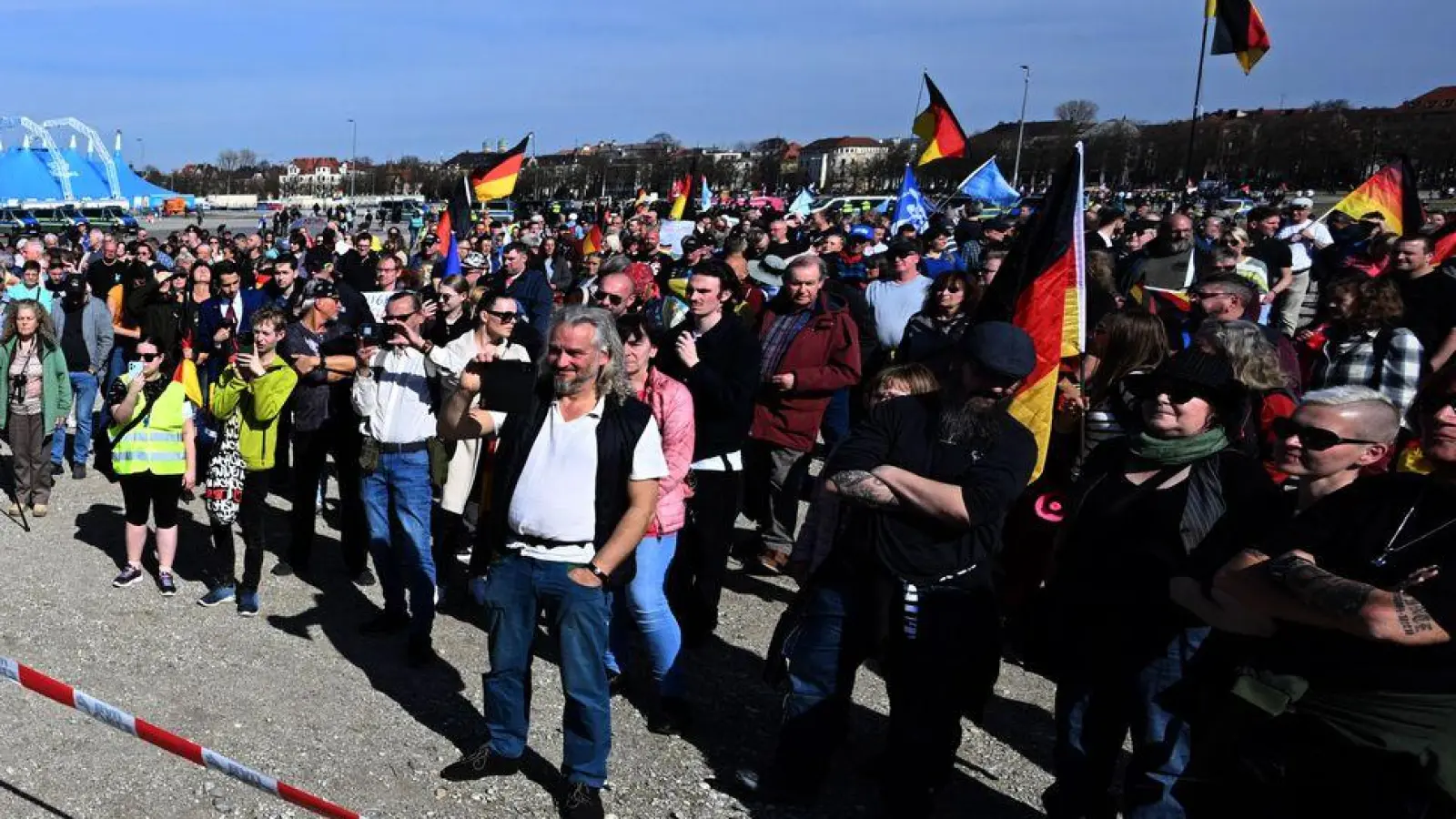 Nach Schätzungen der Polizei kamen in München rund 150 Demonstranten zusammen. (Foto: Felix Hörhager/dpa)