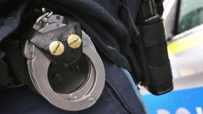 Der Autofahrer wurde vorläufig festgenommen. (Symbolbild) (Foto: Karl-Josef Hildenbrand/dpa)