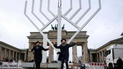 Chanukka-Leuchter auf dem Pariser Platz (Foto: Bernd von Jutrczenka/dpa)