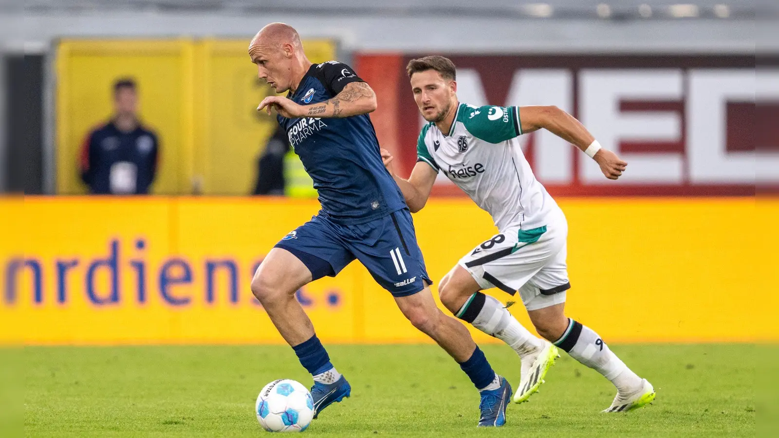 Sven Michel (l) und der SC Paderborn bleiben ungeschlagen. (Foto: David Inderlied/dpa)