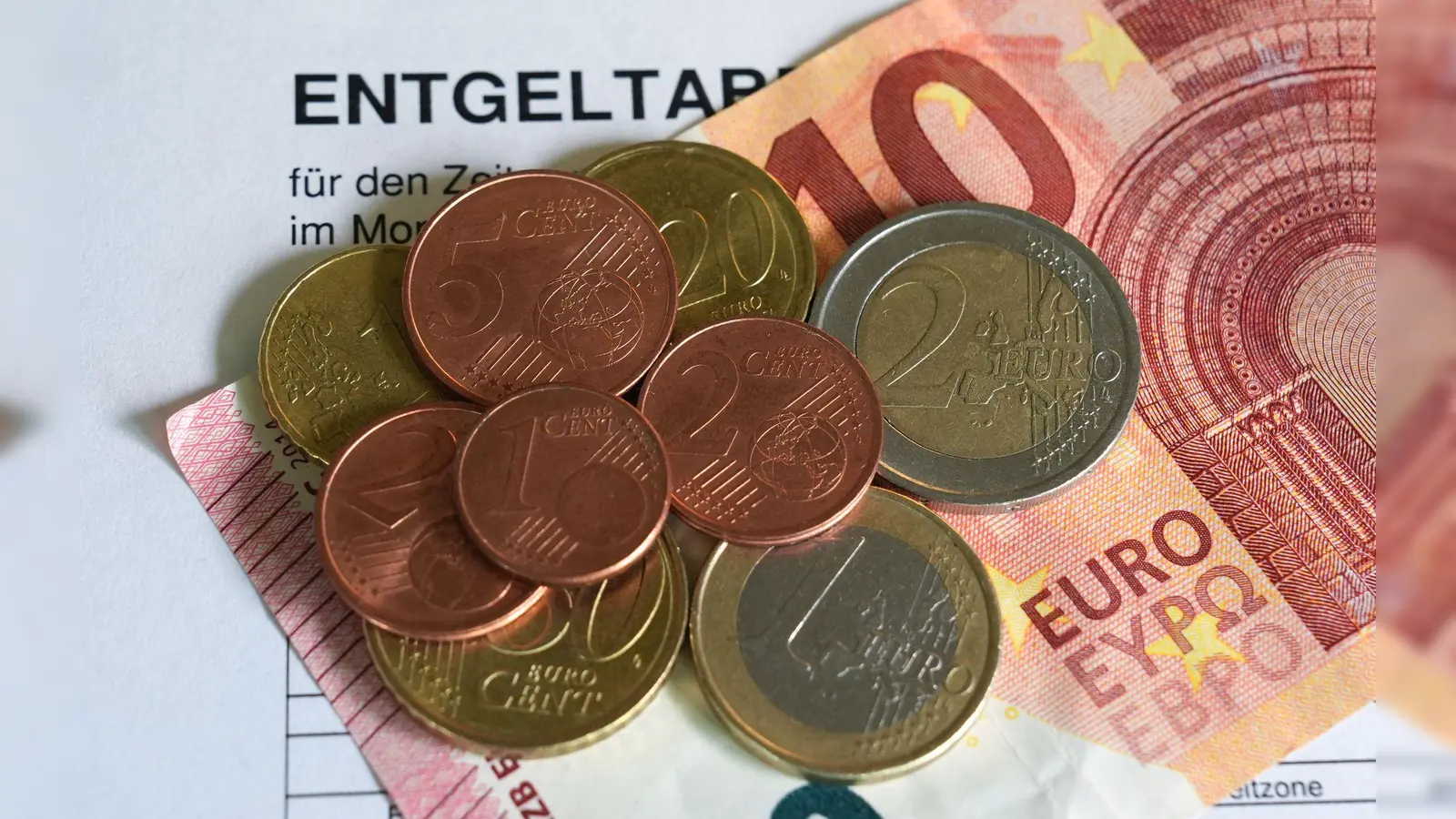 Am 1. Januar steigt der gesetzliche Mindestlohn von 12,82 auf 13,90 Euro. (Symbolbild) (Foto: Marcus Brandt/dpa)