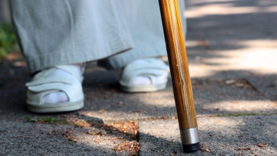 Die Füße bleiben am Boden, obwohl man weiterlaufen möchte. Freezing kann wenige Sekunden andauern, aber auch eine halbe Minute. (Foto: Mascha Brichta/dpa-tmn)