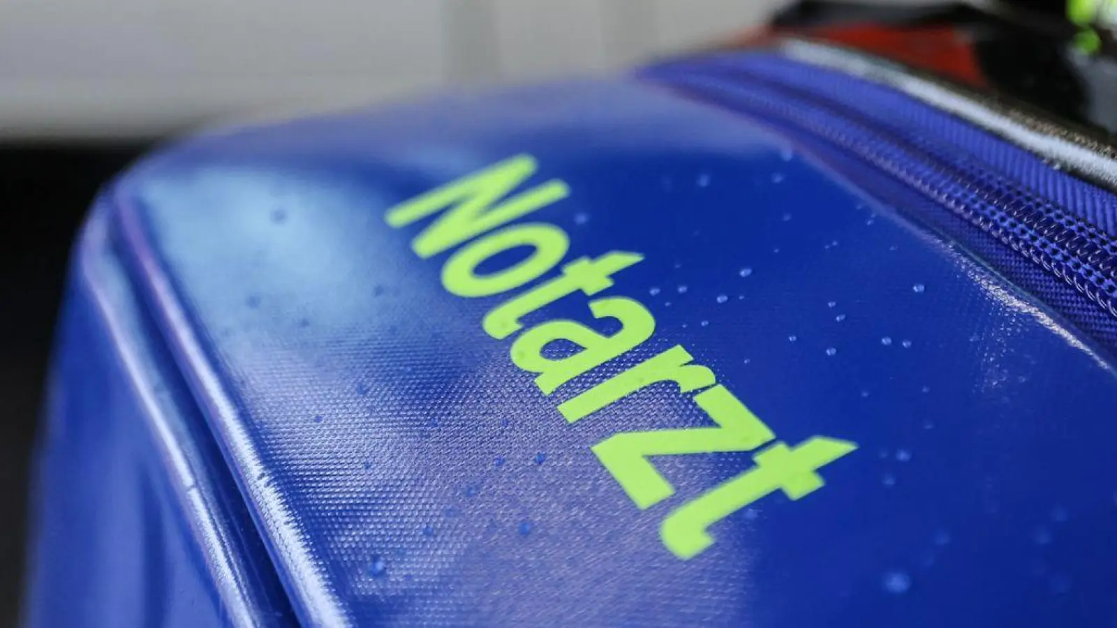 Ein Notarzt versorgte den Mann. (Symbolbild) (Foto: Oliver Berg/dpa)