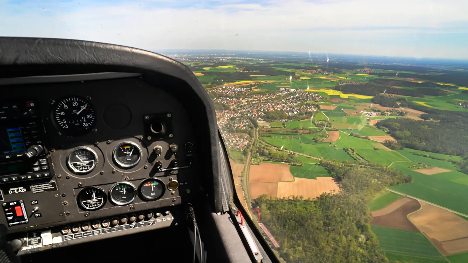Aus der Luft beobachten Pilotinnen und Piloten die Region, um Waldbrände frühzeitig erkennen zu können. (Symbolbild: Jim Albright)