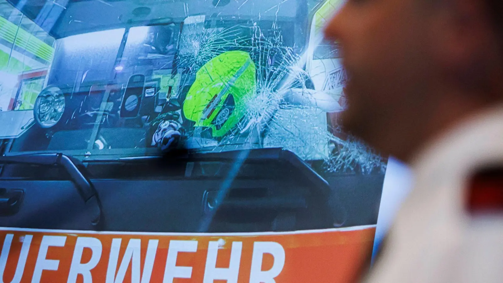 Feuerwehren wollen Gewalt gegen Einsatzkräfte nicht hinnehmen und fordern weitere Konsequenzen. (Archivbild) (Foto: Carsten Koall/dpa)