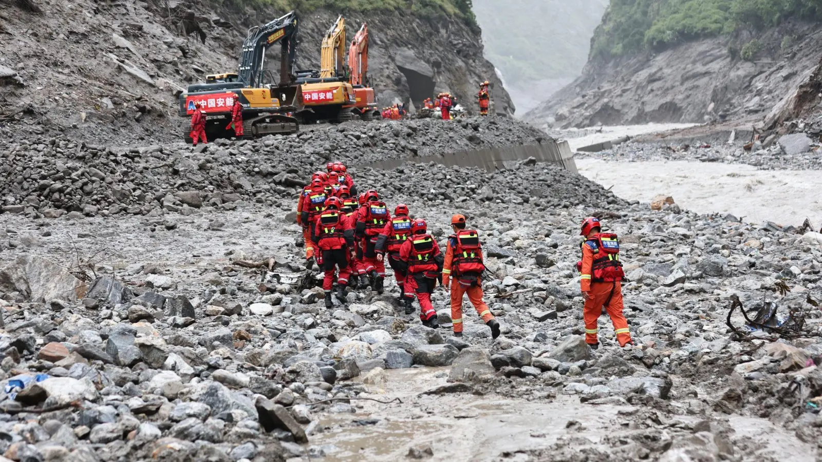 Die Retter arbeiten sich vorsichtig durch Gebiete, in denen Verschüttete vermutet werden. (Foto: Jiang Fan/XinHua/dpa)