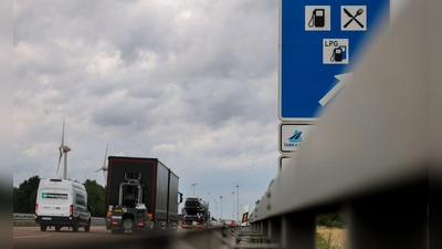 Fürs Tanken von der Autobahn abzufahren, lohnt sich. (Foto: Jan Woitas/dpa)