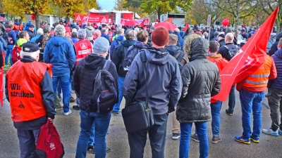 Vor dem Bosch-Standort in Ansbach-Brodswinden - hier eine Aktion aus 2022 - wollen am Mittwoch Beschäftigte gegen geplante Stellenkürzungen protestieren. (Archivbild: Sarina Schwinn)