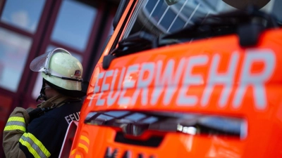 Weil ein Bus steckenblieb und die Straße blockierte, regelte die Feuerwehr Flachslanden am Mittwochnachmittag den Verkehr zwischen Flachslanden und Wippenau. (Symbolbild: Marijan Murat/dpa)