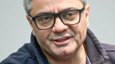 Der iranische Filmemacher Mohammad Rasoulof bringt die Themen Flucht und Exil auf die Theaterbühne in Berlin. (Archivbild)  (Foto: Jens Kalaene/dpa)