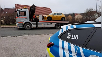 Ein Auto geriet in Sachsen bei Ansbach ins Gleisbett und musste abgeschleppt werden. (Symbolbild: Antonia Müller)