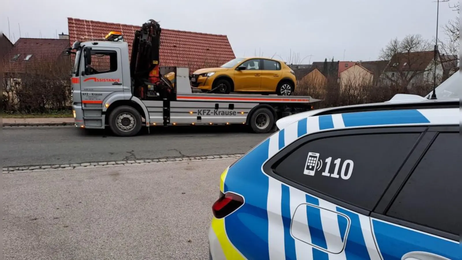 Ein Auto geriet in Sachsen bei Ansbach ins Gleisbett und musste abgeschleppt werden. (Foto: Antonia Müller)