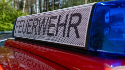 Zweimal rückte die Feuerwehr am Mittwoch im Ansbacher Stadtgebiet aus. (Symbolbild: Pia Bayer/dpa)