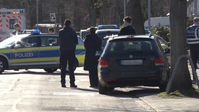 In einem Wohnhaus in Bramsche fanden Polizisten einen toten Mann und konnten eine schwerverletzte Frau auch nicht mehr retten. (Foto: Ulf Zurlutter/Nord-West-Media TV/dpa)