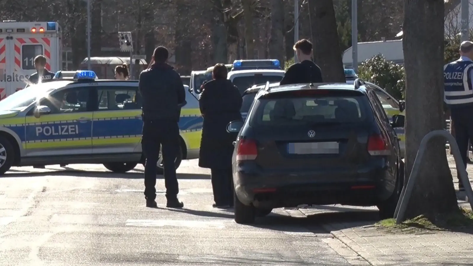 In einem Wohnhaus in Bramsche fanden Polizisten einen toten Mann und konnten eine schwerverletzte Frau auch nicht mehr retten. (Foto: Ulf Zurlutter/Nord-West-Media TV/dpa)