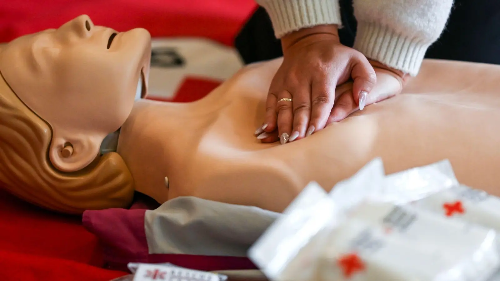 Schnelle Erste Hilfe kann Leben retten - regelmäßiges Üben hilft, sich sicher zu fühlen. (Symbolbild) (Foto: Jens Kalaene/dpa)
