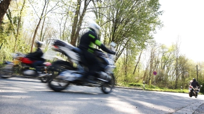 Ein Motorradfahrer ist bei Bad Kissingen schwer verletzt worden (Symbolbild). (Foto: Roland Weihrauch/dpa)