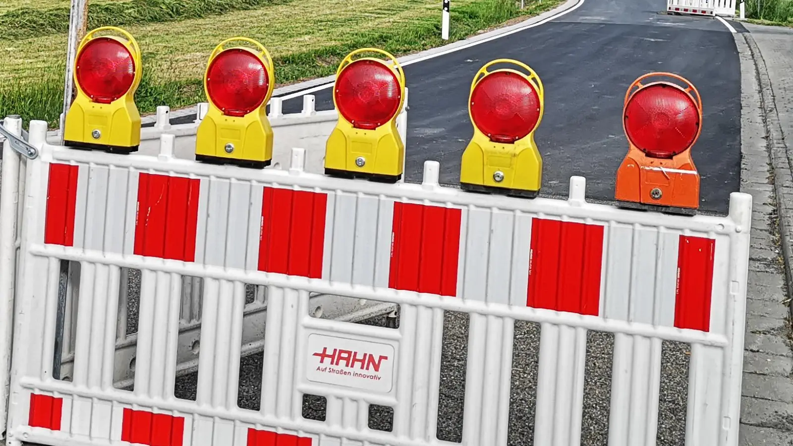 Die Sperrung, wie hier in Bellershausen, wird am Freitag offiziell aufgehoben.  (Foto: Jürgen Binder)