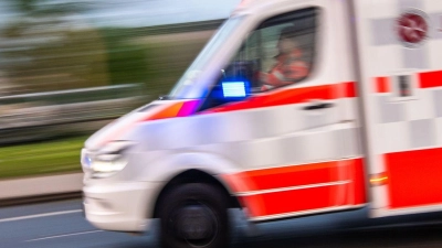 Ein Rettungswagen auf Einsatzfahrt. (Foto: Lino Mirgeler/dpa/Symbolbild)