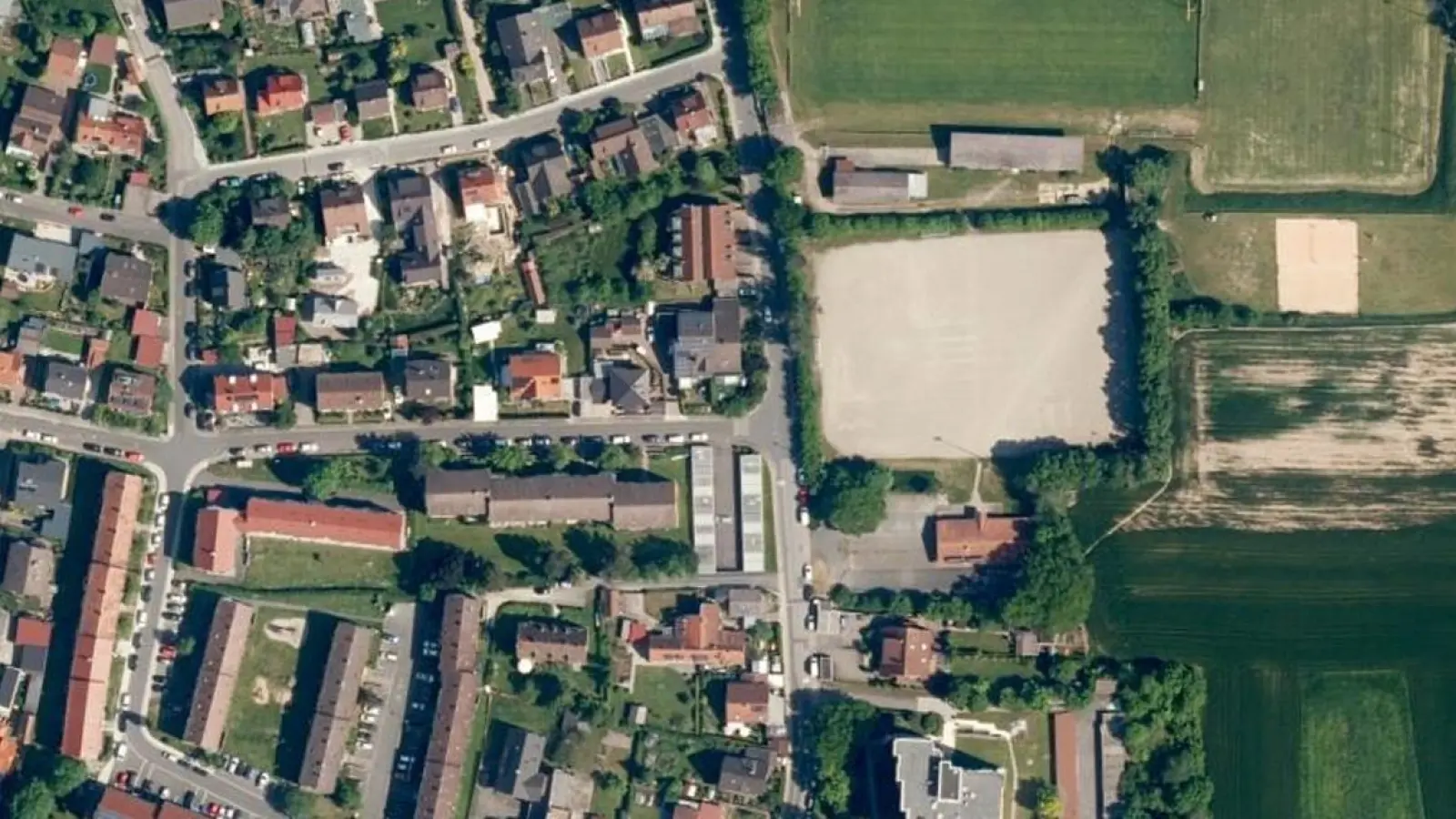 Vor einem Jahr sah es so aus, dass der große, weiße Sandfleck auf dem TSV-Gelände bald einem Kunstrasenplatz weichen wird. Doch dazu soll es wohl nicht kommen.  (Foto: BayernAtlas / Landesamt für Vermessung)