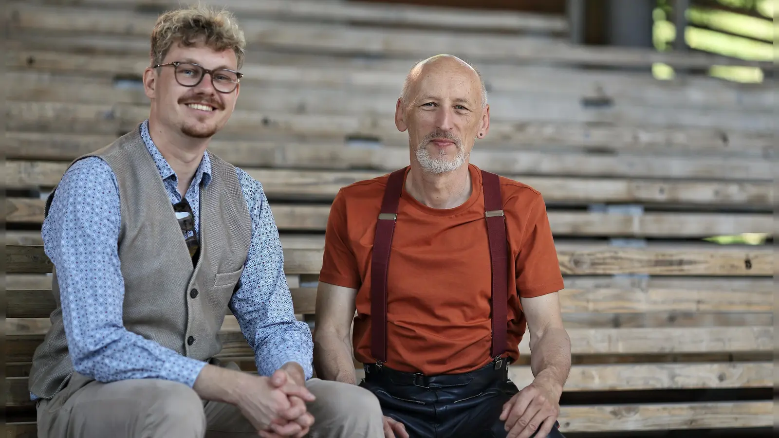 Bringen „Udo! - Im Bademantel um die Welt“, ein Stück mit Liedern von Udo Jürgens auf die Bühne: Dramaturg Felix J. Mohr und Intendant Peter Cahn. (Foto: Thomas Wirth)