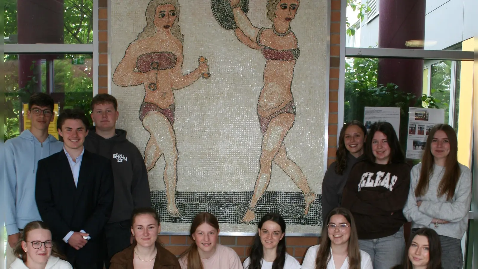 Die Schülerinnen und Schüler des Praxis-Seminars „Latein“ am Gymnasium Feuchtwangen vor ihrer Replik der zwei „Bikini-Mädchen“.  (Foto: Gymnasium/Frank Müller)