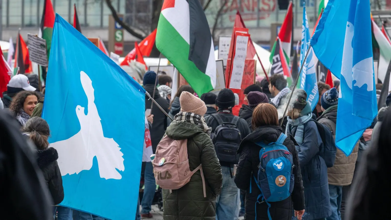 In München gab es am Samstag mehrere Demonstrationen - unter anderem auch gegen die Sicherheitskonferenz.  (Foto: Armin Weigel/dpa)