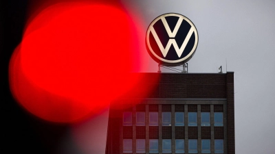 Ein Wirtschaftspsychologe warnt: Die Krise bei Volkswagen kann Auswirkungen auf die Personalgewinnung haben. (Archivbild) (Foto: Moritz Frankenberg/dpa)
