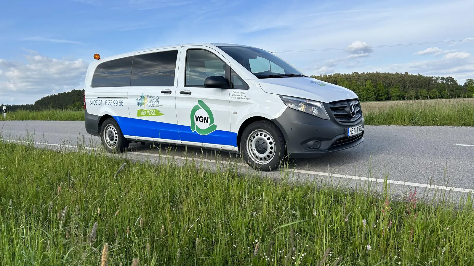 Bisher sind sechs Fahrzeuge im Einsatz, bald sollen es zehn sein und am Ende sogar bis zu 19: Mit dem Beschluss des Kreistages wird das NEAMobil für die Nutzer attraktiver. (Foto: Landratsamt Neustadt/Anne Geißendörfer)