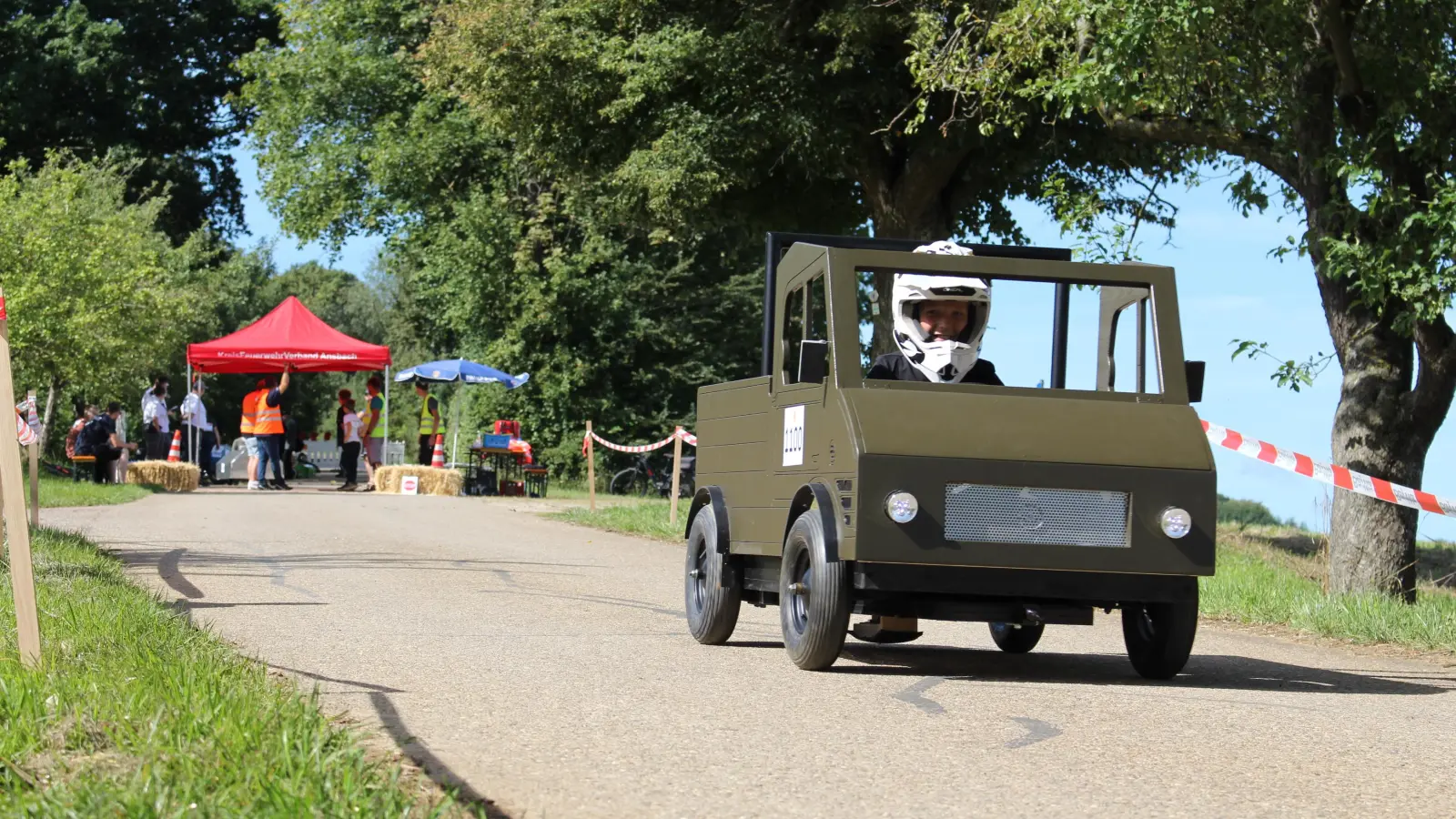 Tollkühne Fahrer sausten in originellen Seifenkisten den Nordhang des Hesselbergs hinab. (Foto: Friedrich Zinnecker)