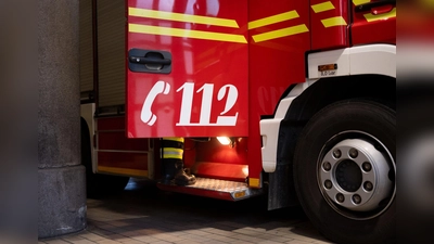 Die Feuerwehr bringt die Flammen unter Kontrolle. (Symbolbild) (Foto: Niklas Treppner/dpa)