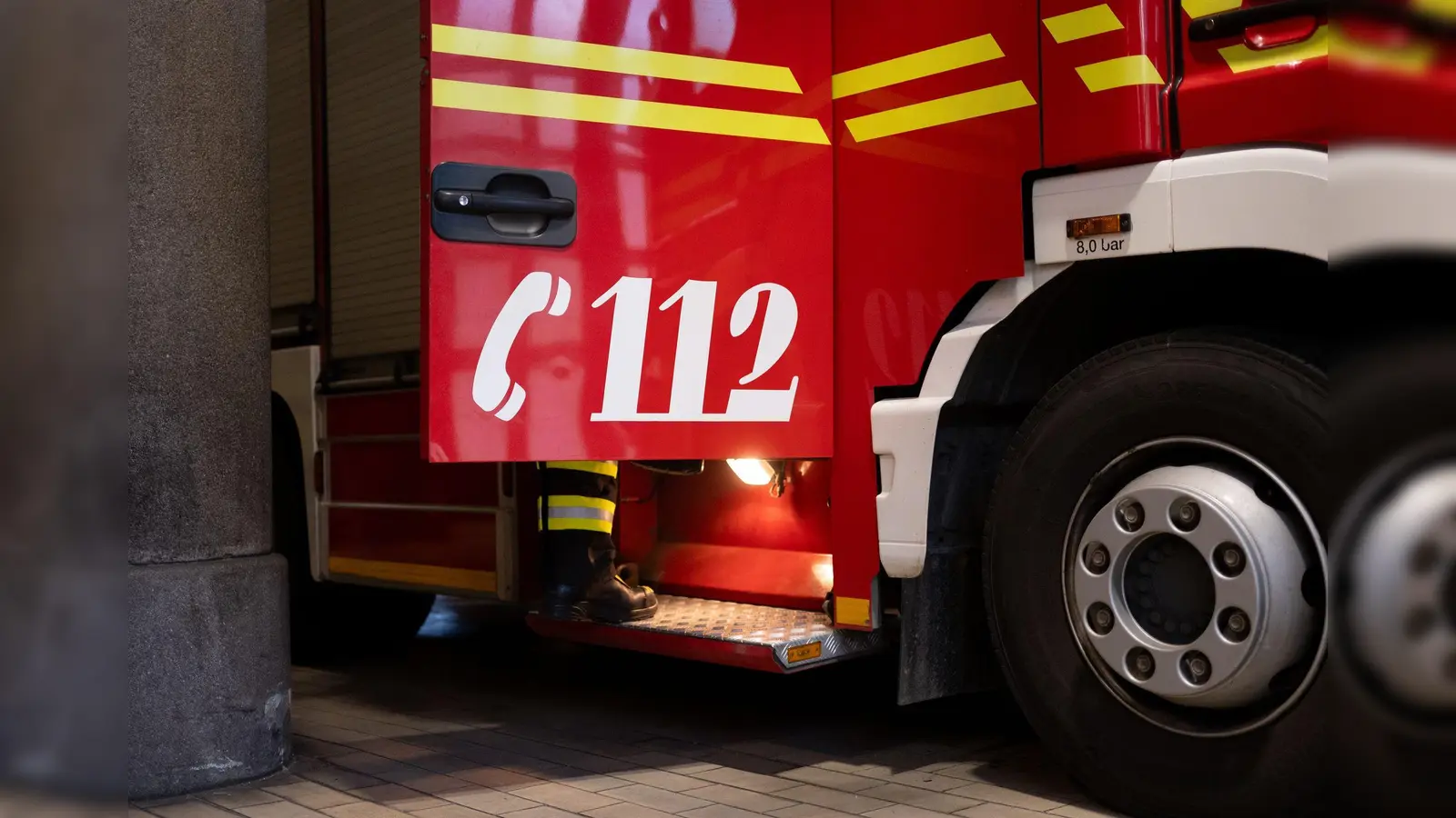 Die Feuerwehr bringt die Flammen unter Kontrolle. (Symbolbild) (Foto: Niklas Treppner/dpa)