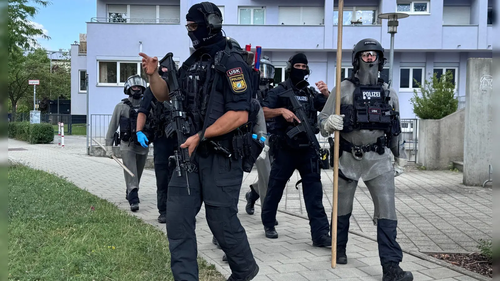 Die Polizei war mit vielen Kräften vor Ort.  (Foto: -/RGB Medienwerkstatt/dpa)