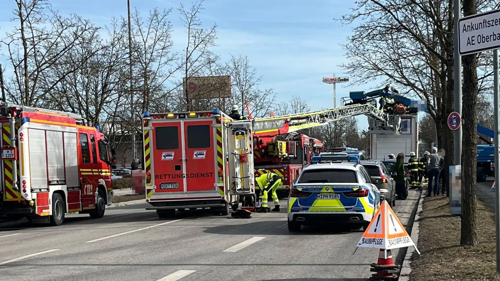 Die Feuerwehr barg die zwei Schwerverletzten am Unfallort.  (Foto: -/Berufsfeuerwehr München/dpa)