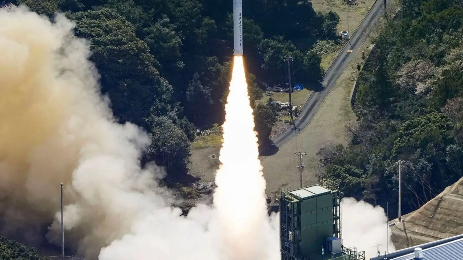 Kurz nach dem Start der Trägerrakete „Kairo“ wurde die Selbstzerstörung ausgelöst. (Foto: -/Kyodo News/dpa)