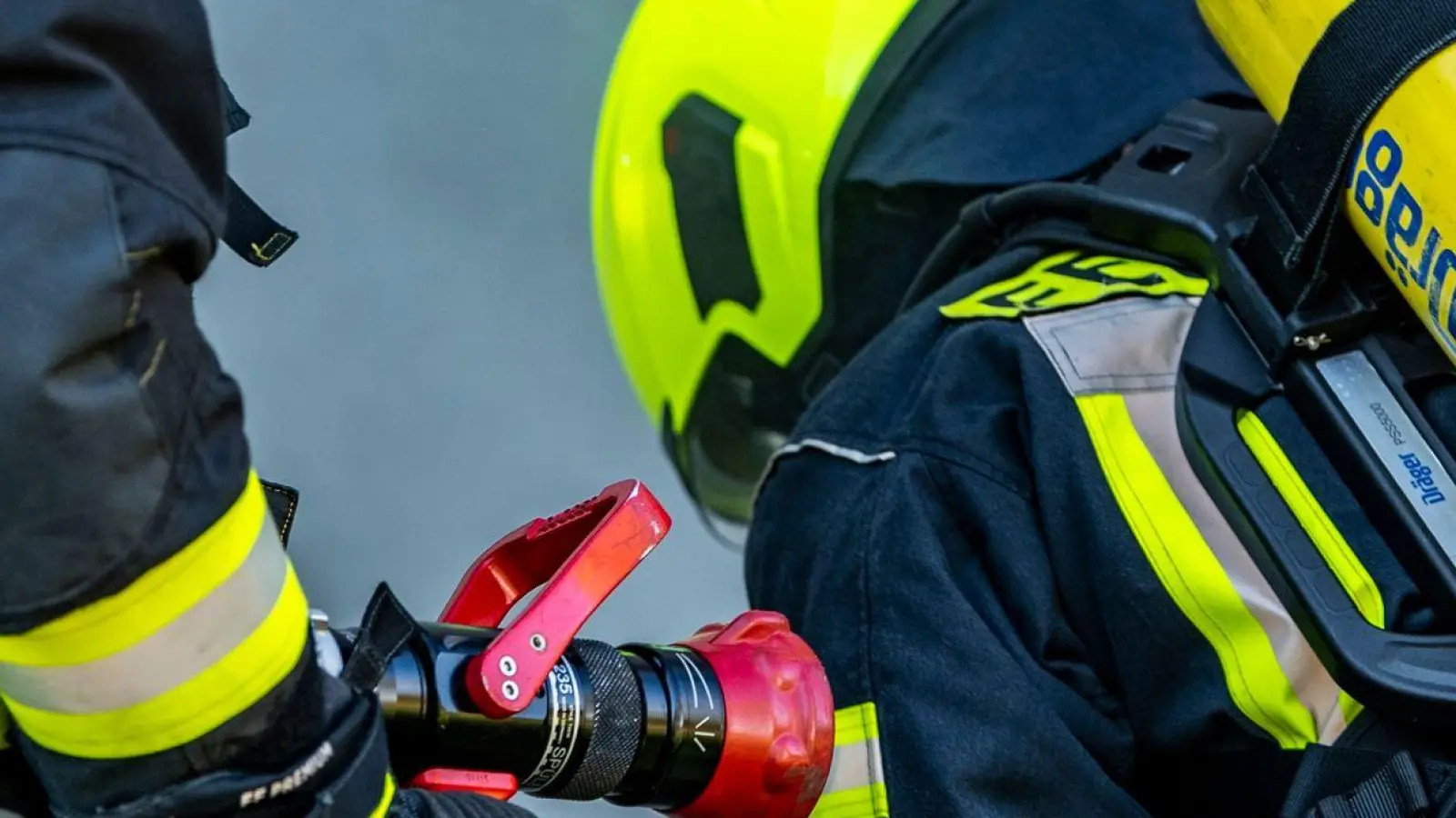 Feuerwehrleute bereiten einen Löschangriff vor. (Foto: David Inderlied/dpa/Symbolbild)