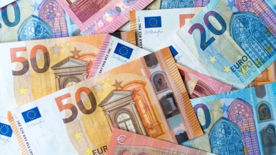 Das Geld soll unter anderem in neue Standorte und Anlagen fließen, aber auch in Forschung und Entwicklung sowie die Modernisierung der Infrastruktur. (Symbolbild)  (Foto: Monika Skolimowska/dpa-Zentralbild/dpa)