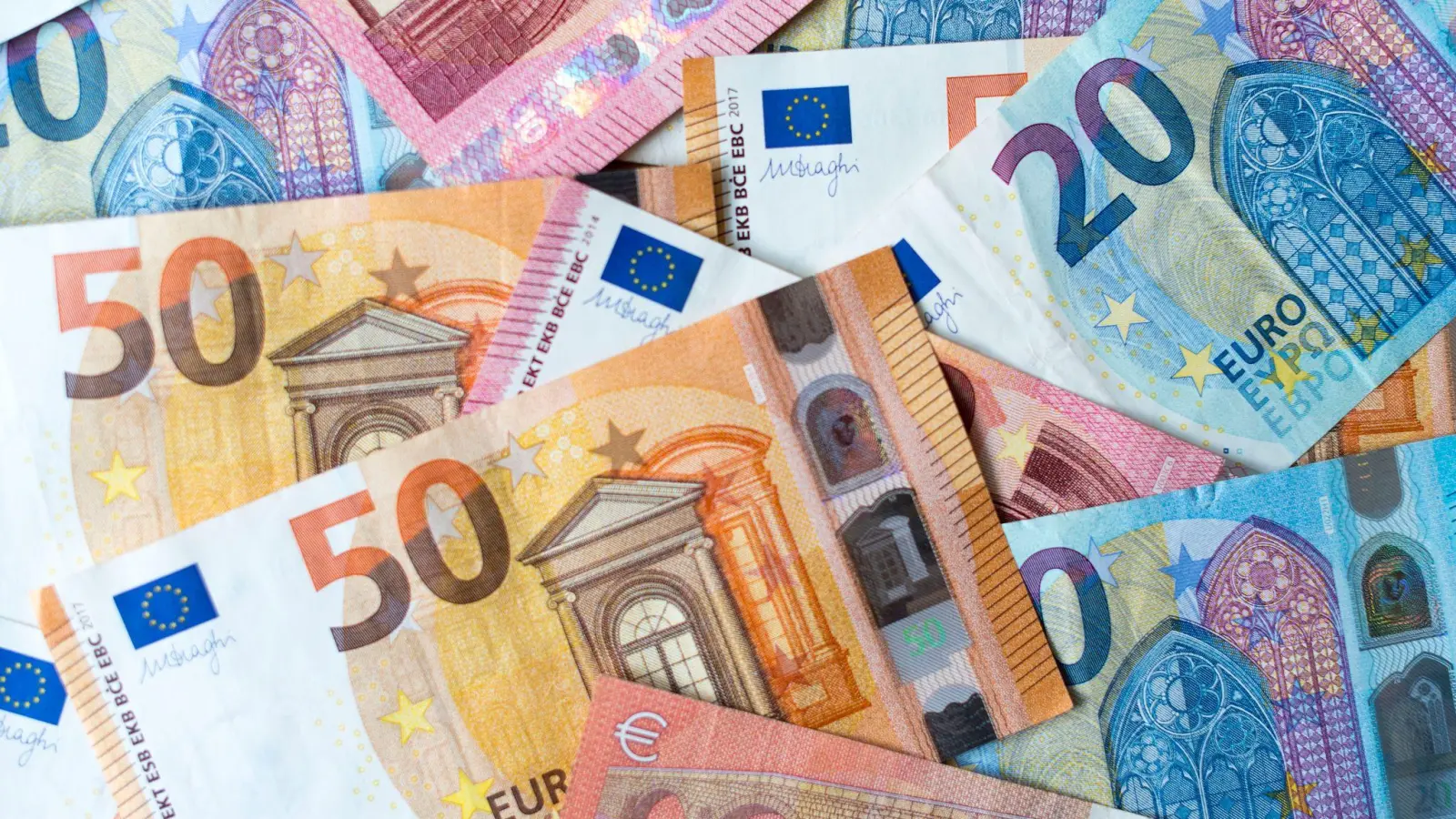 Das Geld soll unter anderem in neue Standorte und Anlagen fließen, aber auch in Forschung und Entwicklung sowie die Modernisierung der Infrastruktur. (Symbolbild)  (Foto: Monika Skolimowska/dpa-Zentralbild/dpa)