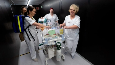 Vom Frühchen bis zum Palliativpatienten: Alle kommen durch einen eigens gebauten, tunnelartigen Gang in das neue Klinikgebäude. (Foto: Sven Hoppe/dpa)