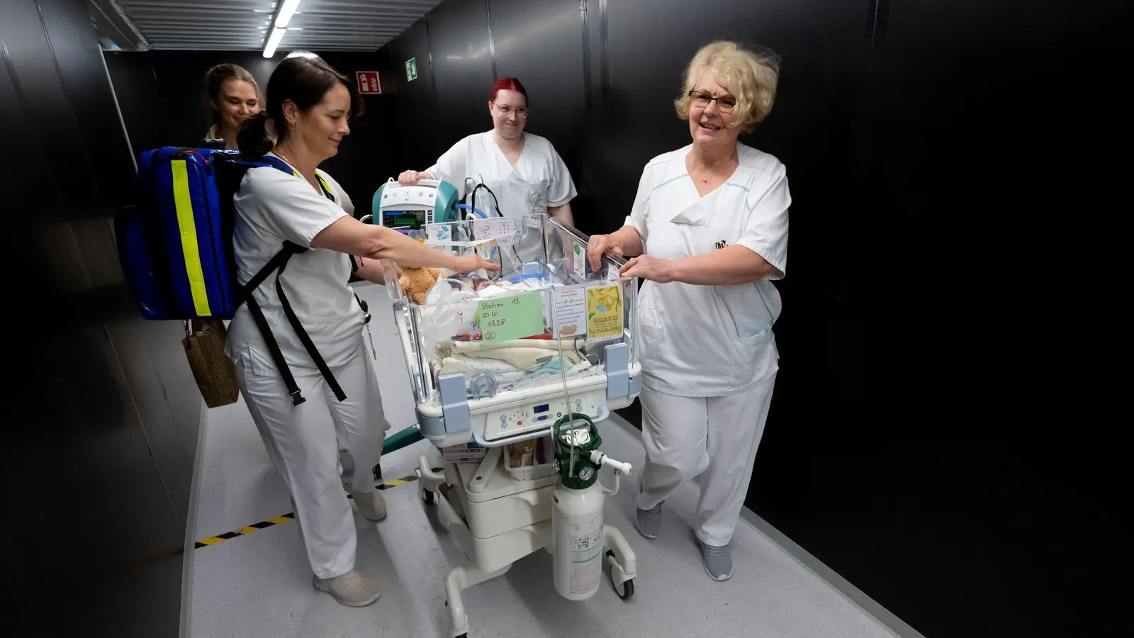 Vom Frühchen bis zum Palliativpatienten: Alle kommen durch einen eigens gebauten, tunnelartigen Gang in das neue Klinikgebäude. (Foto: Sven Hoppe/dpa)
