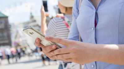 Unterwegs als Tourist oder abseits bekannter Pfade: Dann ist die Kartenanwendung auf dem Smartphone ein unverzichtbares Tool. (Foto: Christin Klose/dpa-tmn)