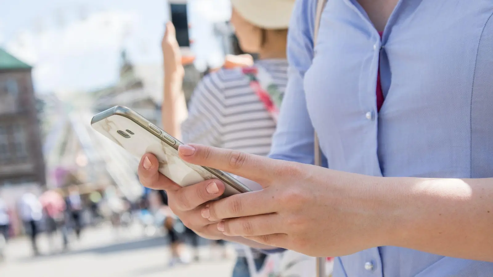 Unterwegs als Tourist oder abseits bekannter Pfade: Dann ist die Kartenanwendung auf dem Smartphone ein unverzichtbares Tool. (Foto: Christin Klose/dpa-tmn)