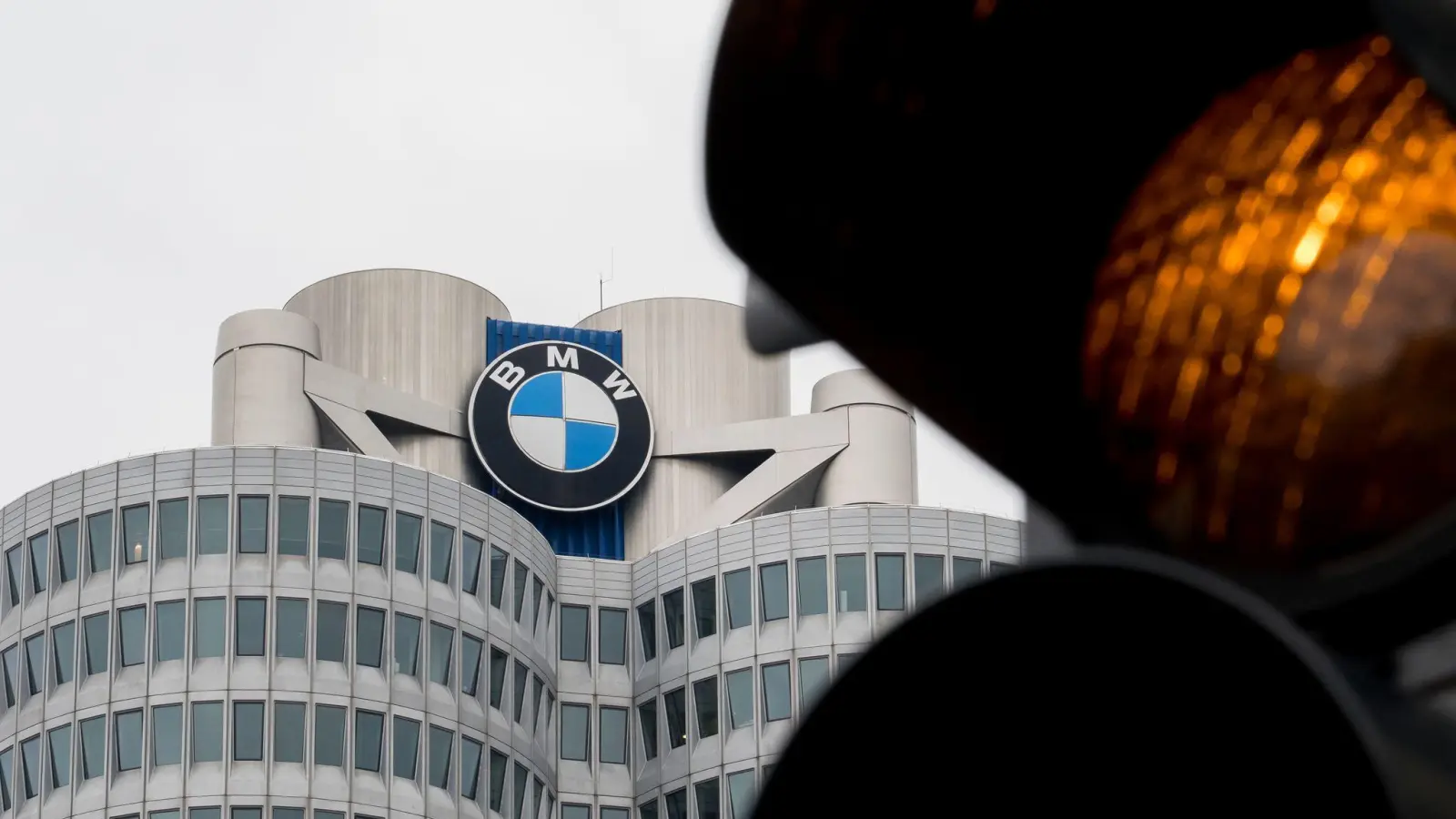 In Europa und den USA hat sich BMW solide geschlagen - in China geht es dagegen drastisch nach unten. (Archivbild) (Foto: Tobias Hase/dpa)