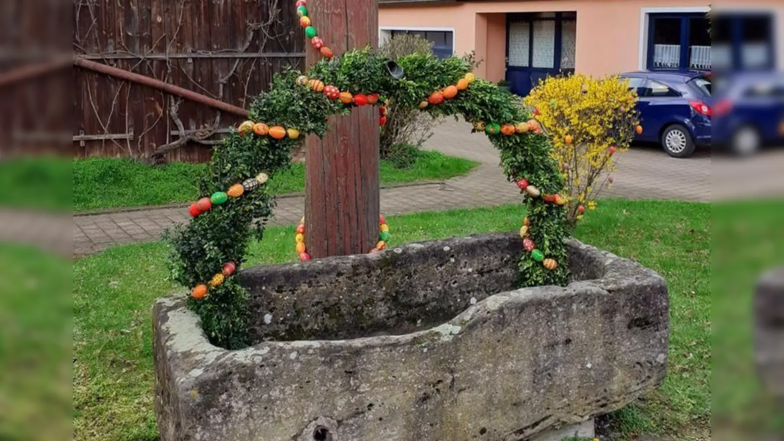 Das Osterdekorteam schmückte wieder den Osterbrunnen in Dürrnbuch (Emskirchen). (Foto: Nadine Wölfle)