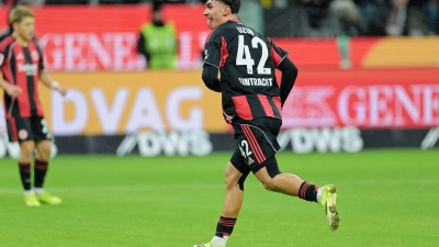 Uzun jubelt für Frankfurt. (Foto: Uwe Anspach/dpa)