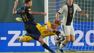 Konstantin Heide (M), Torhüter von Deutschland, hält einen Ball vor Tidiam Gomis (l) aus Frankreich. (Foto: Achmad Ibrahim/AP/dpa/Archivbild)