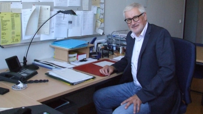 Dr. Joachim Stang an seinem Schreibtisch. Am 31. Juli ist offiziell sein letzter Arbeitstag. Seit Februar 2021 war er der Chef des Feuchtwanger Gymnasiums. (Foto: Jasmin Kiendl )
