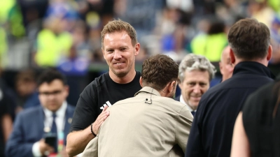 Julian Nagelsmann und Thomas Müller treffen sich vor dem Spiel. (Foto: Christian Charisius/dpa)