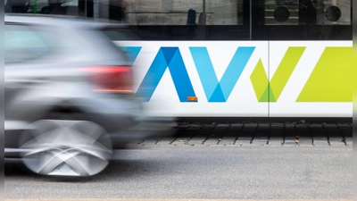 In einem Linienbus des Augsburger Verkehrsverbundes (AVV) soll ein Fahrer Schülern Werbesongs der AfD vorgespielt haben. (Archivbild-Illustration)  (Foto: Stefan Puchner/dpa)